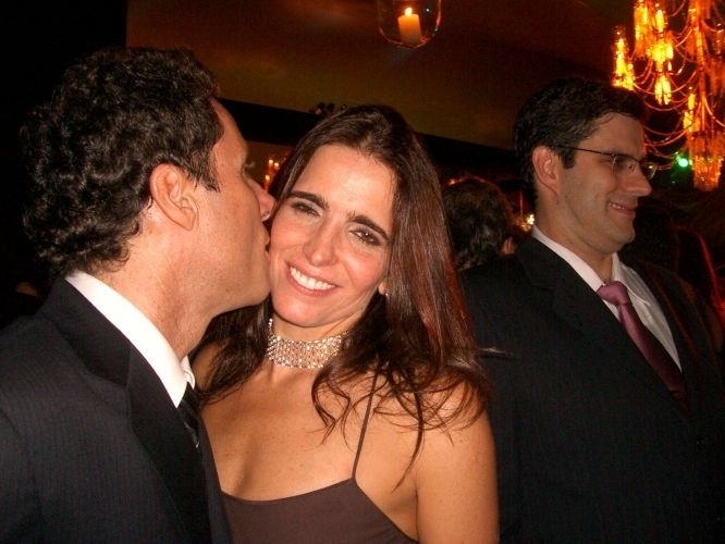 31.out.2004 - Malu Mader e o marido, o cantor Tony Belloto, namoram no casamento dos apresentadores Angélica e Luciano Huck, na Marina da Glória, na zona sul carioca