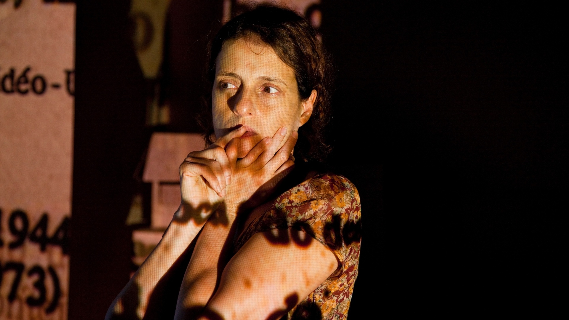 Cena do filme brasileiro "Hoje", estrelado por Denise Fraga em 2011. Lançado em circuito nacional dois anos depois de filmado, o longa mostra a história de uma ex-miitante política que é indenizada pelo governo por conta do desaparecimento do marido durante o período de ditadura militar no Brasil. Mas, para a surpresa da protagonista, justamente quando ela resolve comprar um apartamento com a verba recebida, seu marido reaparece - Divulgação / H2O Films