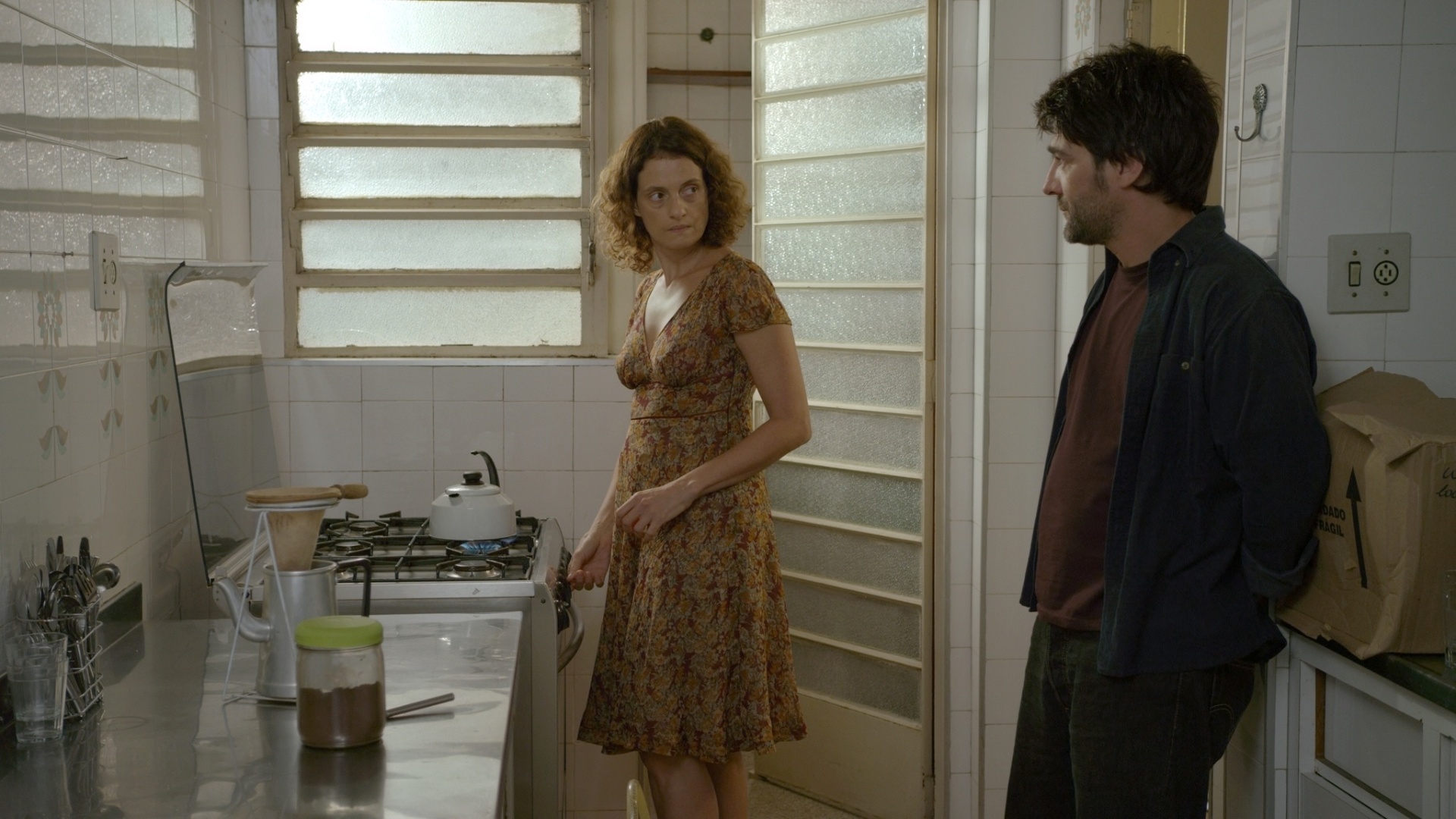 Cena do filme brasileiro "Hoje", estrelado por Denise Fraga em 2011. Lançado em circuito nacional dois anos depois de filmado, o longa mostra a história de uma ex-miitante política que é indenizada pelo governo por conta do desaparecimento do marido durante o período de ditadura militar no Brasil. Mas, para a surpresa da protagonista, justamente quando ela resolve comprar um apartamento com a verba recebida, seu marido reaparece - Divulgação / H2O Films