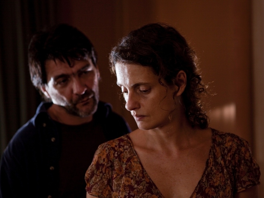 Cena do filme brasileiro "Hoje", estrelado por Denise Fraga em 2011. Lançado em circuito nacional dois anos depois de filmado, o longa mostra a história de uma ex-miitante política que é indenizada pelo governo por conta do desaparecimento do marido durante o período de ditadura militar no Brasil. Mas, para a surpresa da protagonista, justamente quando ela resolve comprar um apartamento com a verba recebida, seu marido reaparece - Divulgação / H2O Films