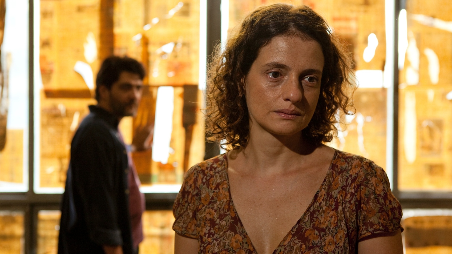 Cena do filme brasileiro "Hoje", estrelado por Denise Fraga em 2011. Lançado em circuito nacional dois anos depois de filmado, o longa mostra a história de uma ex-miitante política que é indenizada pelo governo por conta do desaparecimento do marido durante o período de ditadura militar no Brasil. Mas, para a surpresa da protagonista, justamente quando ela resolve comprar um apartamento com a verba recebida, seu marido reaparece - Divulgação / H2O Films