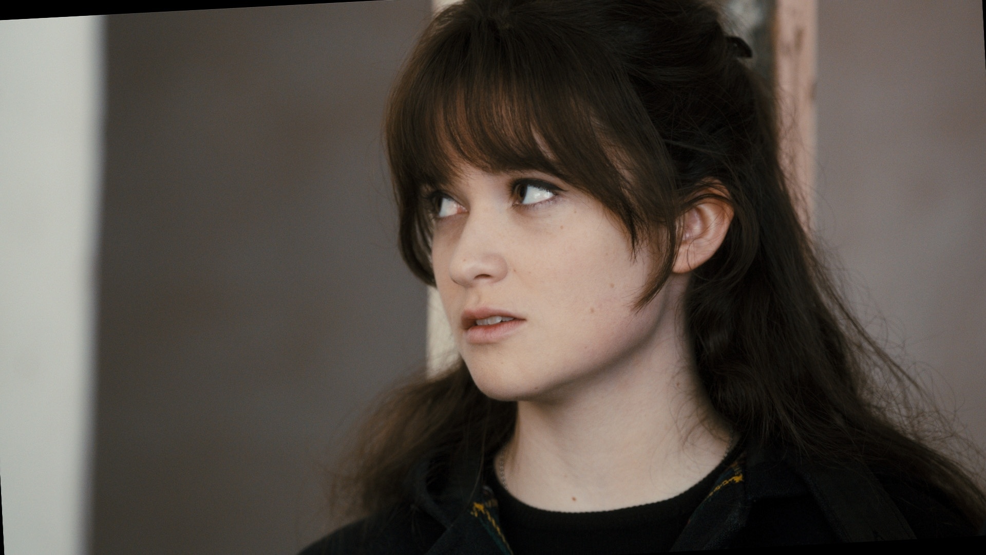 Cena do filme "Ginger & Rosa", de Sally Porter. O longa acompanha duas adolescentes inseparáveis, que terão a amizade abalada por acontecimentos políticos na Londres de 1960 como a crise do mísseis entre os EUA e Cuba, a revolução sexual e a Guerra Fria. O elenco conta com Elle Fanning, Alice Englert e Christina Hendricks - Divulgação / Paris Filmes