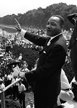 Líder negro norte-americano, pastor Martin Luther King encabeça manifestação com mais de 200 mil pessoas em Washington em favor dos direitos civis dos negros nos EUA  - AFP - AFP