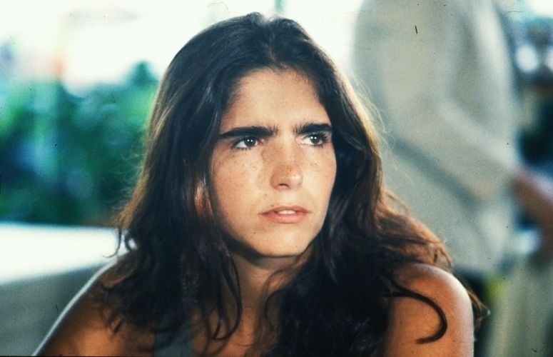 Malu Mader interpretando a ex-menina de rua Glorinha da Abolição em "O Outro" (1987)