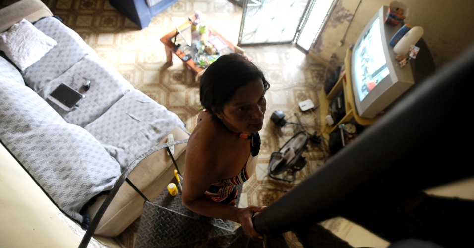 13.abr.2013 - Baiana de Itabuna, Marielza depende da ajuda dos dois filhos para sobreviver