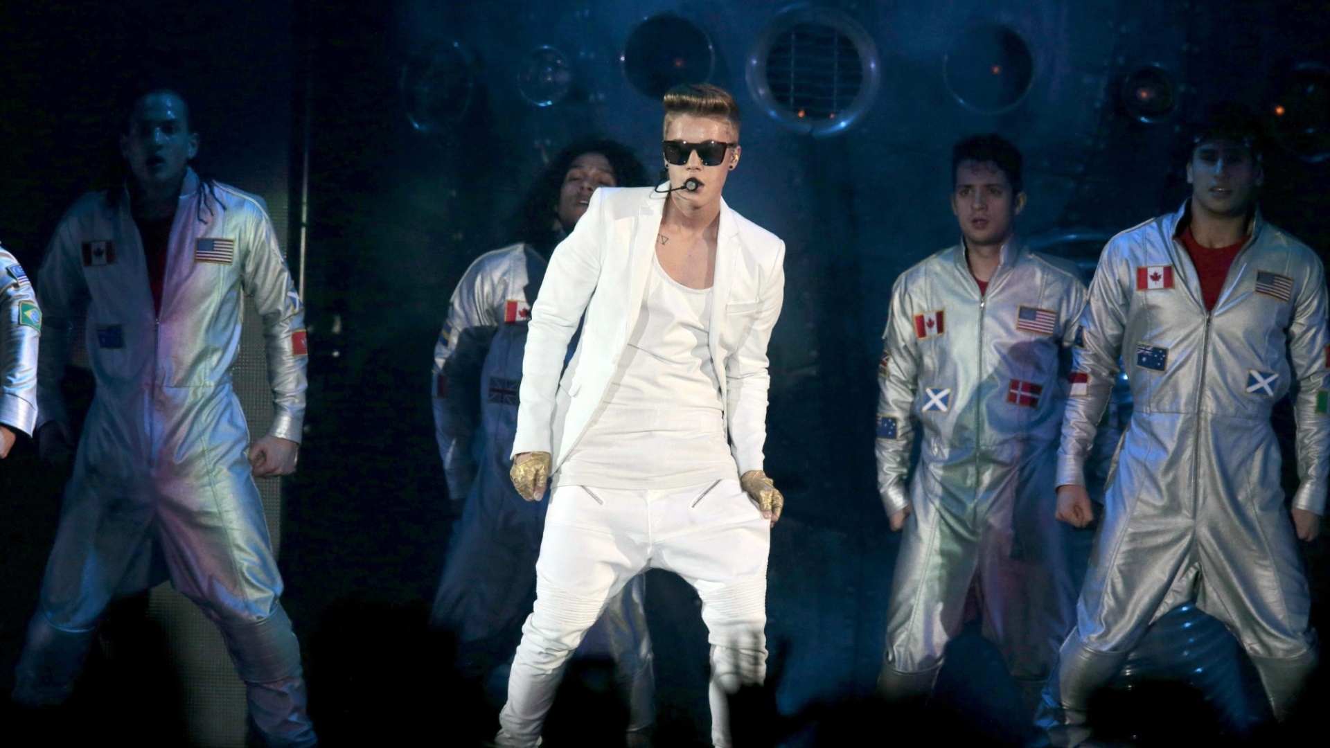 16.abr.2013 - Apresentação de Justin Bieber tem coreografias acompanhadas por um grupo de bailarinos. O show desta terça-feira (16) foi o primeiro dos três marcados em Oslo, na Noruega - Lise Aserud/EFE