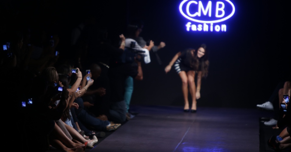 16.abr.2013 - Bruna Marquezine quase cai ao entrar na passarela para desfilar pela Companhia Moda Brasil CMB, em Goiânia. O CMB Fashion, que dura quatro dias, conta neste ano com 55 desfiles, quatro shows e expectativa de 6 mil compradores