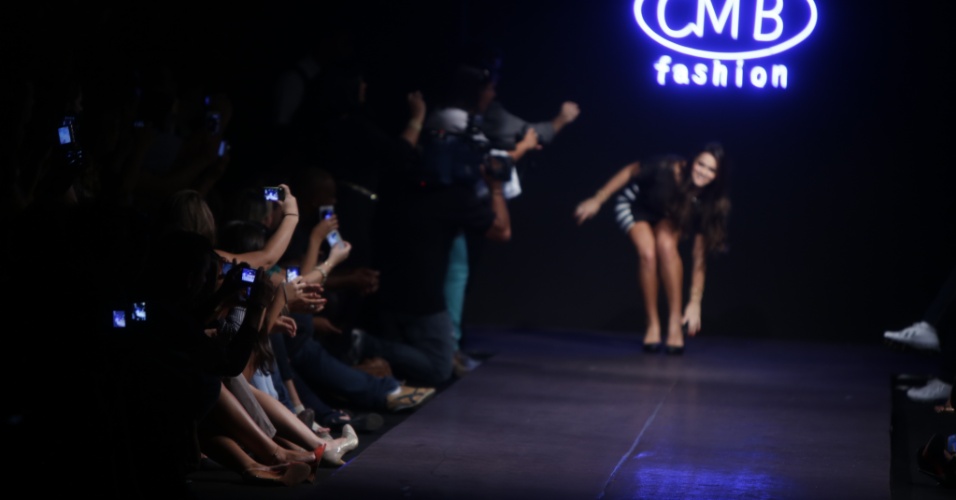 16.abr.2013 - Bruna Marquezine quase cai ao entrar na passarela para desfilar pela Companhia Moda Brasil CMB, em Goiânia. O CMB Fashion, que dura quatro dias, conta neste ano com 55 desfiles, quatro shows e expectativa de 6 mil compradores