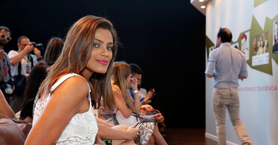 17.abr.2013 - A atriz Ildi Silva prestigia o terceiro dia de desfiles do Fashion Rio Verão 2013 na Marina da Glória, zona sul do Rio