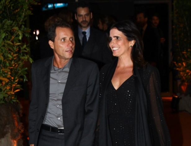 17.abr.2013 - Ao lado do marido, Tony Bellotto, a atriz Malu Mader chega à festa de lançamento de "Sangue Bom" em São Paulo