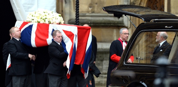Carregadores retiram o caixão de Margaret Thatcher da cripta da capela de Santa Maria, no parlamento inglês