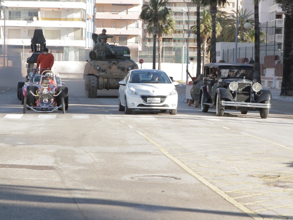 17.abr.2013 - Carros de corrida no set de filmagem na Europa com a presença dos irmãos Rocha e seu carro de pedra, a Quadrilha da Morte e o carro a prova de balas, os irmãos Pavor e seu cupê mal-assombrado, o Barão Vermelho com sua Lata Voadora, Peter Perfeito e o Carrão Aerodinâmico, Sargento Bombarda e Meekley no Carro-Tanque e Dick Vigarista e Muttley na Máquina do Mal - Divulgação/Y&R
