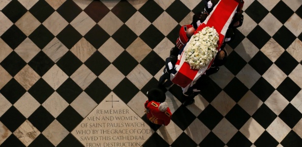 O caixão da ex-primeira-ministra britânica Margaret Thatcher chega na catedral de St. Paul - Stefan Wermuth/Reuters