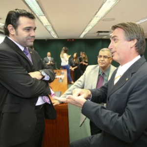 O então presidente da Comisso de Direitos Humanos da Câmara, deputado Marco Feliciano (PSC-SP, à esq), conversa com o deputado Jair Bolsonaro (PP-RJ), durante sessão da comissão em 2013 - Alan Marques - 17.abr.2013/Folhapress