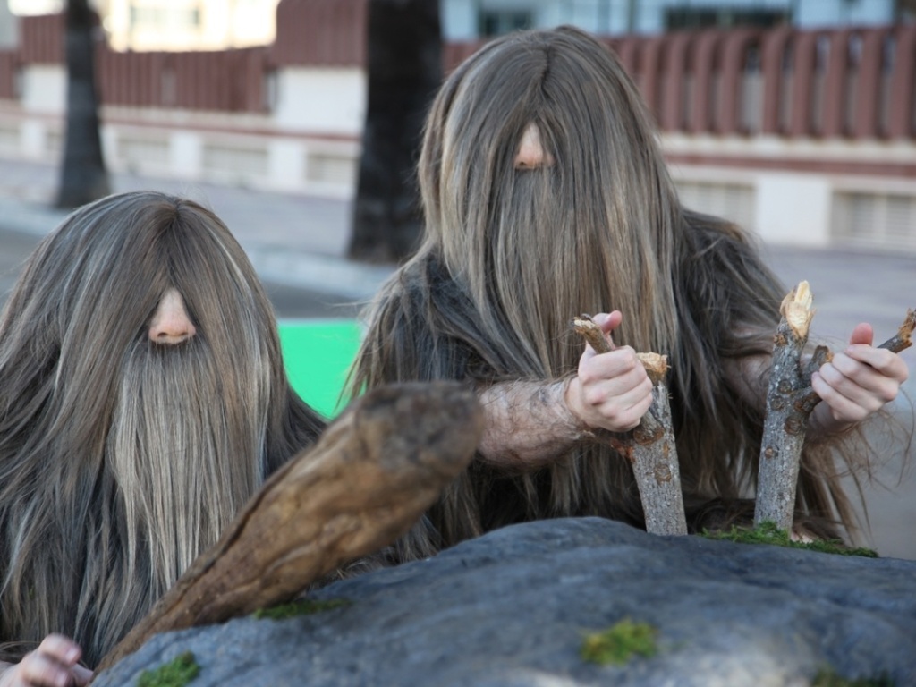 17.abr.2013 - Os Irmãos Rocha e o carro de pedra, personagens do "Corrida Maluca", no set de filmagem de uma nova campanha publicitária brasileira dirigida pelo francês Antoine Bardou-Jacquet - Divulgação/Y&R