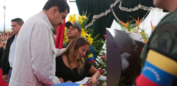 Maduro conforta a viúva Jose Luis Ponce, mulher de um eleitor que morreu durante os confrontos que sucederam as eleições - Marcelo Garcia/Miraflores/Reuters
