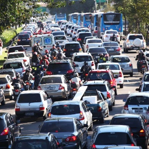 Controladores de tráfego e taxistas são afetados por variação dos poluentes - Renato S. Cerqueira/Futura Press