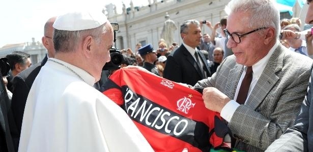 Papa Francisco (e) recebe camisa do Flamengo das mãos do ex-presidente Márcio Braga - Divulgação/Assessoria de Márcio Braga
