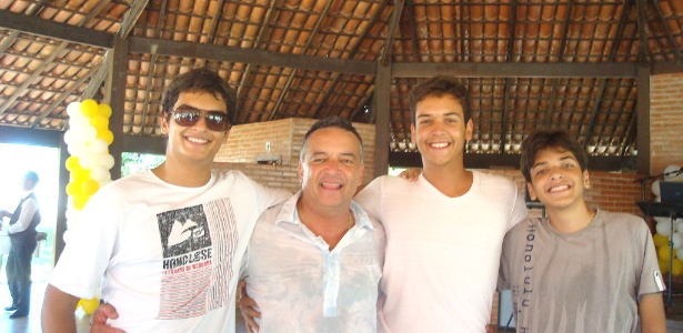 Na foto, Eduardo Meneghel Barcellos da Costa (à direita) com os irmãos e o pai - Divulgação