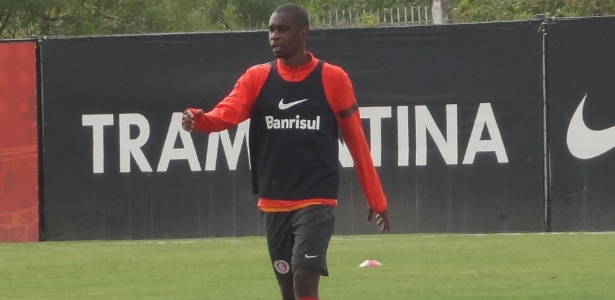 Zagueiro fez gol quase no fim do treino e deve atuar diante do Lajeadense, no domingo - Jeremias Wernek/UOL