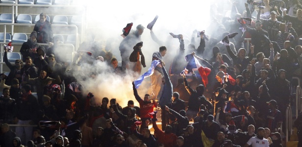 Torcedores do PSG depredaram patrimônio público antes de jogo da Champions - AFP PHOTO/JOSE JORDAN