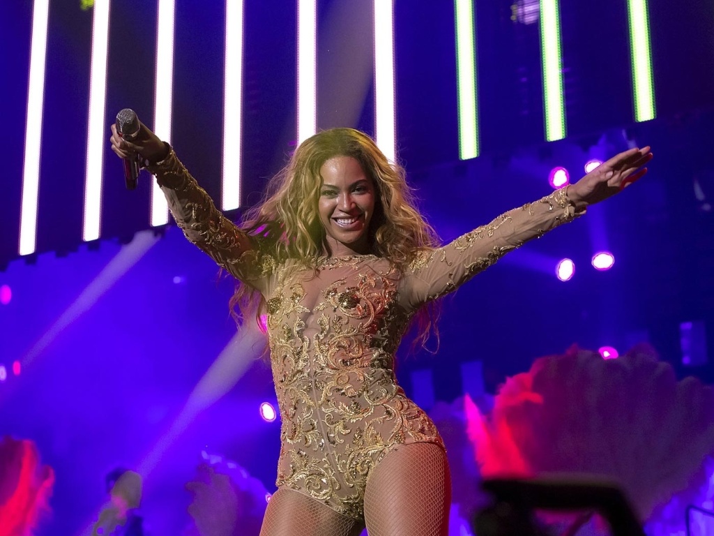 17.abr.2013 - Beyoncé fez segundo show da turnê "The Mrs. Carter Show" na Croácia. A cantora abre os novos shows com "Run the World (Girls)", do seu último álbum "4" - Divulgação