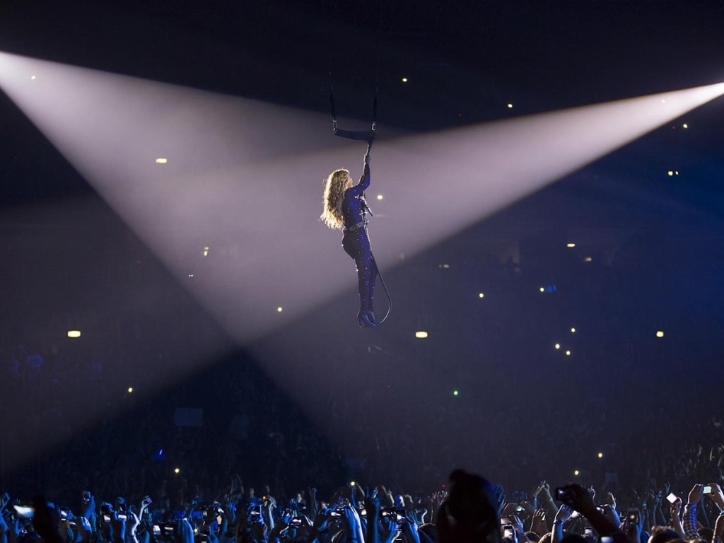 17.abr.2013 - Com a ajuda de um cabo, Beyoncé passeia sobre o público durante segundo show de sua nova turnê "The Mrs. Carter Show", na Croácia. - Divulgação