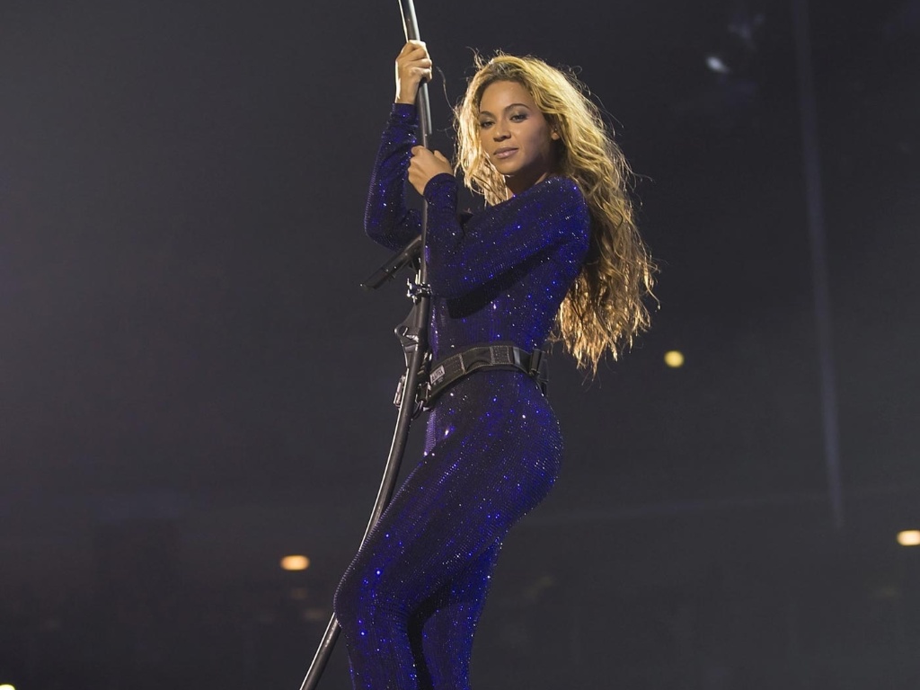 17.abr.2013 - Com a ajuda de um cabo, Beyoncé passeia sobre o público durante segundo show de sua nova turnê "The Mrs. Carter Show", na Croácia. - Divulgação