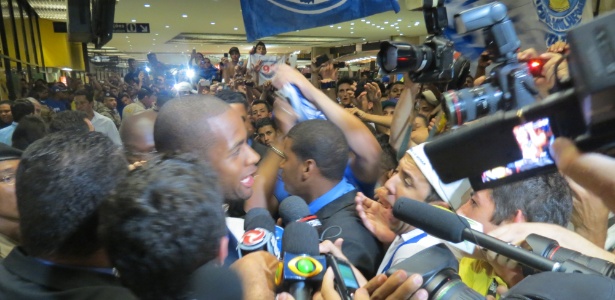 Dedé desembarca no aeroporto e é recebido com festa por torcedores do Cruzeiro - Gabriel Duarte/UOL Esporte