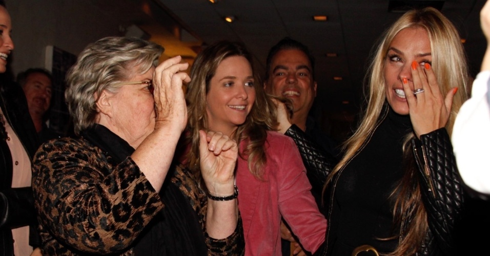 18.abr.2013 - Ao lado da mãe, dona Emma, Adriane Galisteu emociona-se em restaurante onde comemorou seus 40 anos, em SP