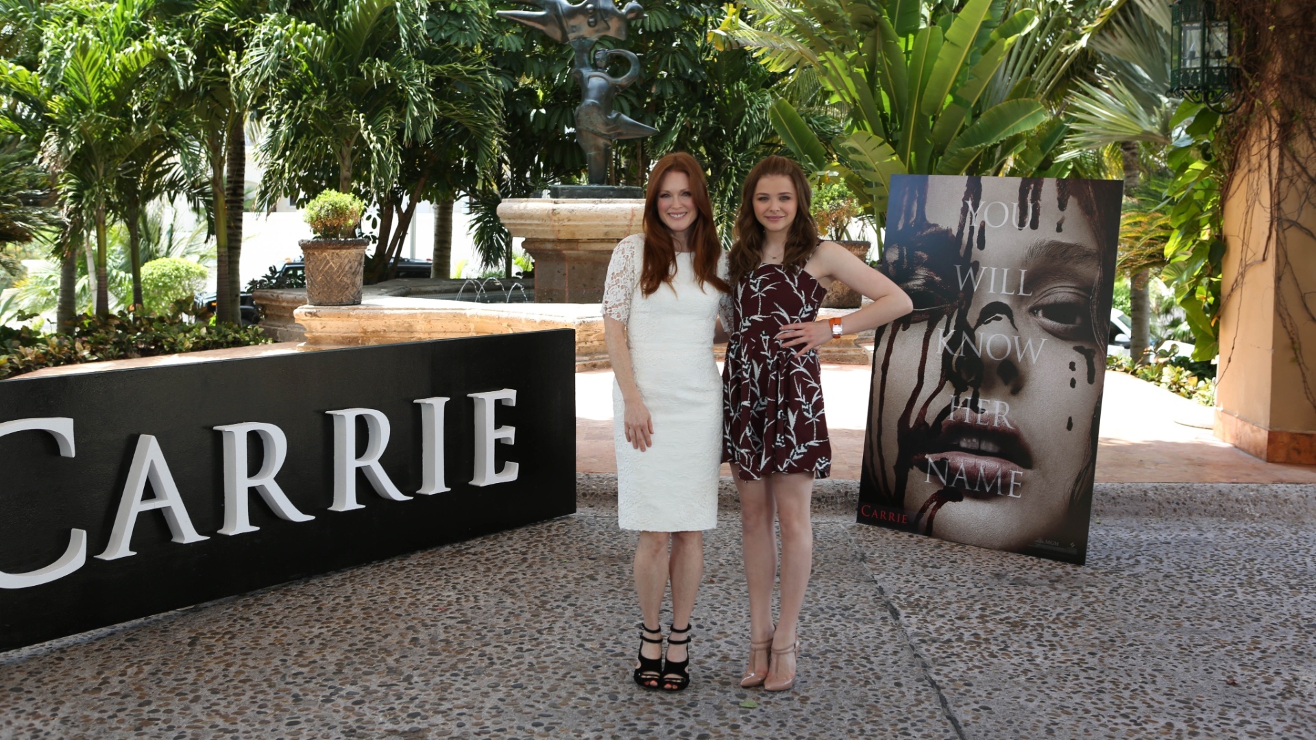 18.abr.2013 - As atrizes Julliane Moore e Chloë Grace Moretz em evento de divulgação de "Carrie", remake do clássico do horror de 1976 de Brian De Palma - SPE Inc. / Matt Dames