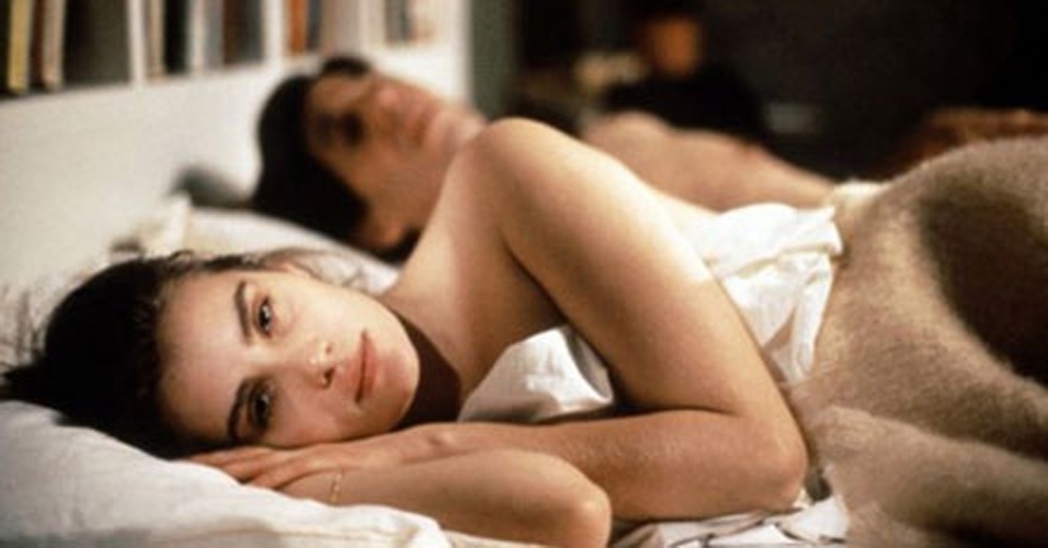 Atores deitados na cama no novo filme do diretor Roman Polanski, "La Venus a la Fourrure", que concorre na mostra competitiva do Festival de Cannes 2013 - Divulgação