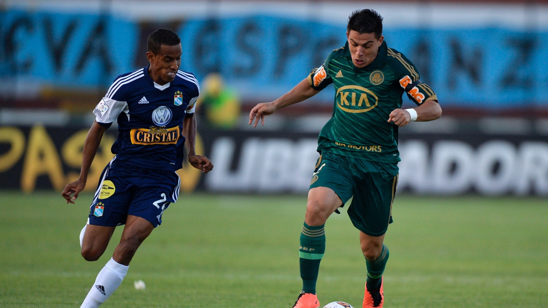 18.abr.2013 - Ayrton, do Palmeiras, tenta fugir da marcação de jogador do Sporting Cristal em jogo válido pela Libertadores - AFP PHOTO/ERNESTO BENAVIDES