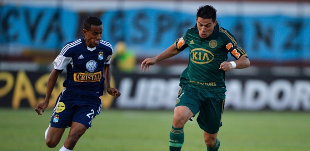 Ayrton, do Palmeiras, tenta fugir da marcação de jogador do Sporting Cristal - AFP PHOTO/ERNESTO BENAVIDES