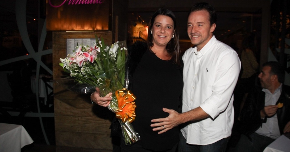 18.abr.2013 - Camila Iódice com o marido na comemoração dos 40 anos de Adriane Galisteu em restaurantes de SP