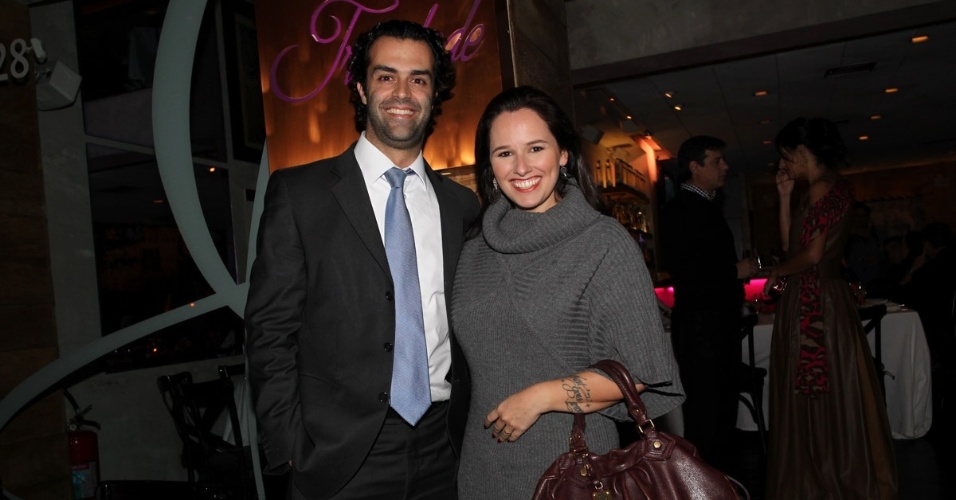 18.abr.2013 - A cantora Mariana Belém com o marido na comemoração dos 40 anos de Adriane Galisteu em restaurantes de SP