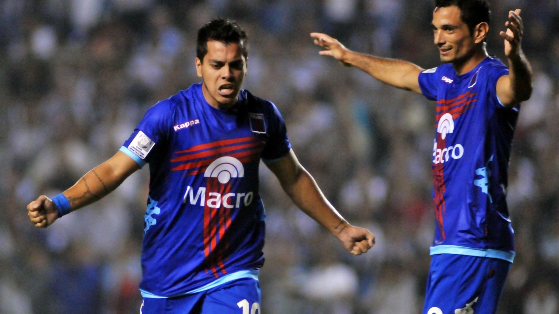 18.abr.2013 -  Matas Garca (e) comemora mais um gol do Tigre sobre o Libertad pela Libertadores - EFE/Diego C. Benitez