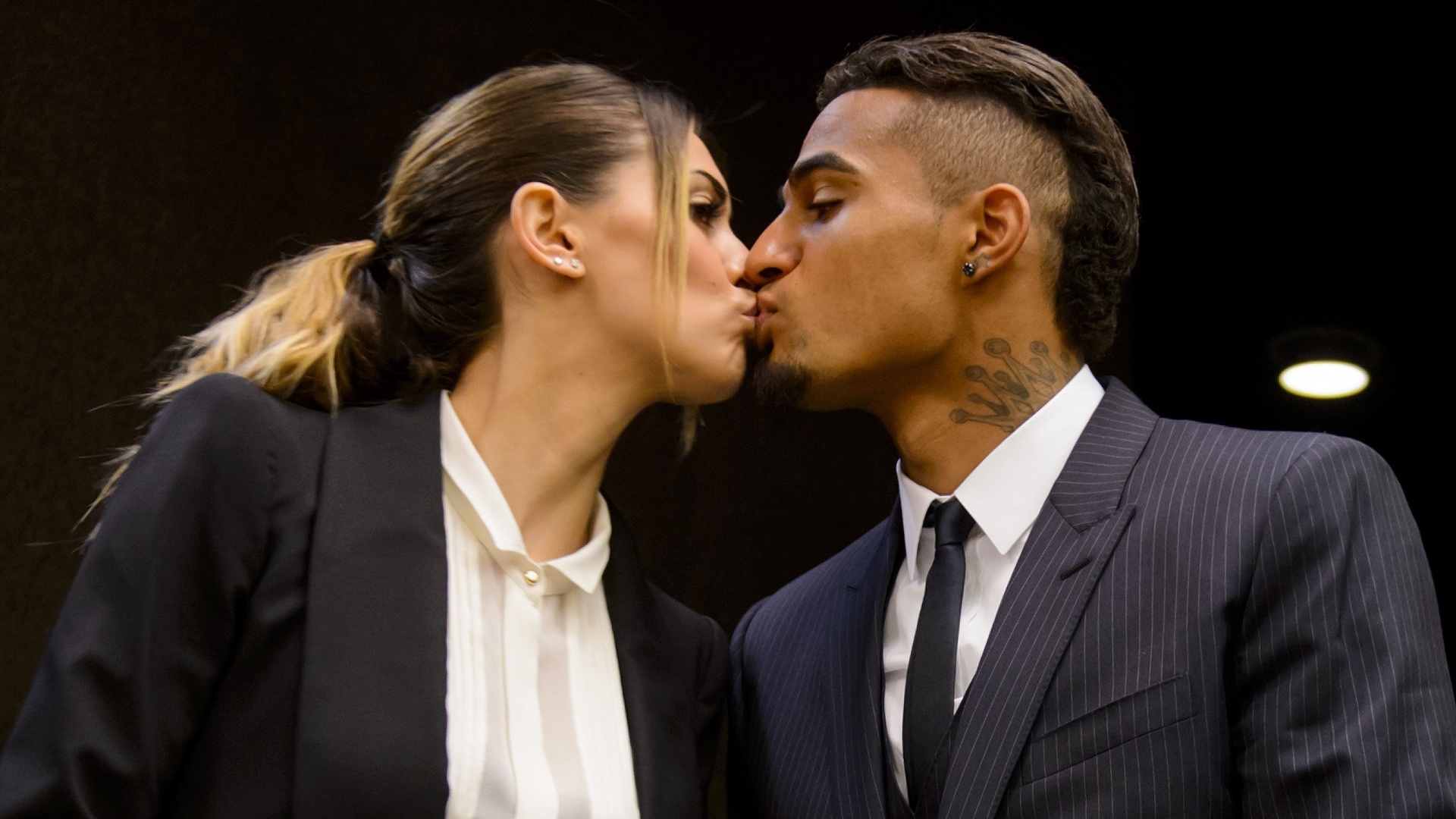 18.abr.2013 - Melissa Satta beija o namorado  Kevin-Prince Boateng, meia do Milan - AFP PHOTO / FABRICE COFFRINI