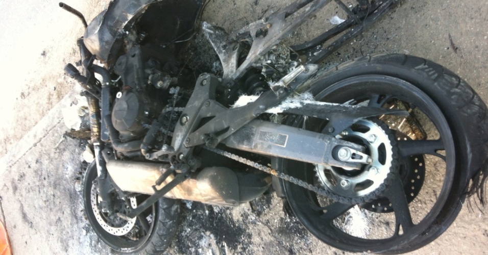 18.abr.2013 - Moto de Rafael Ilha após acidente e explosão na Ponte Estaiada, em São Paulo