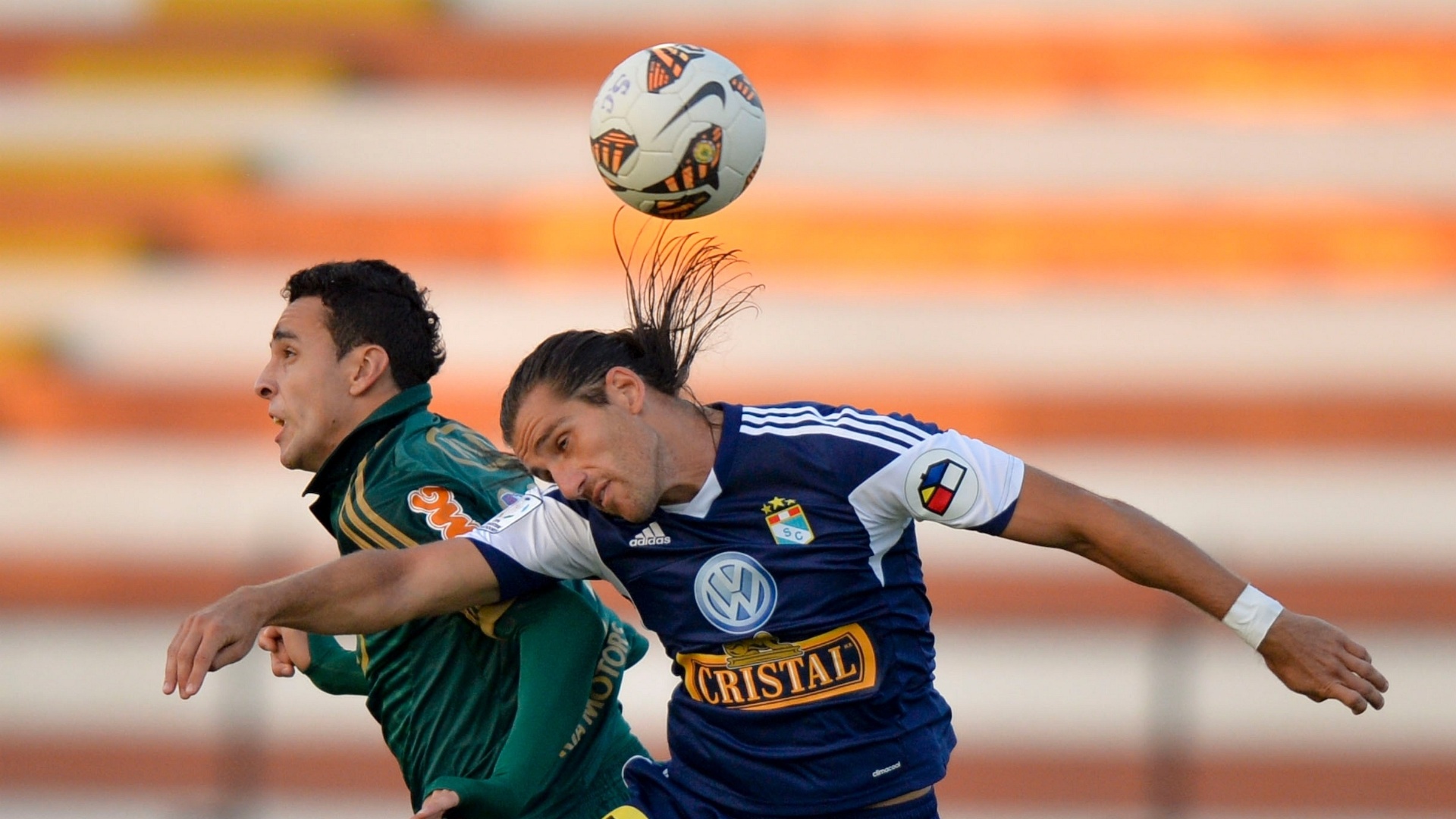 18.abr.2013 - Nicolas Ayr (d), do Sporting Cristal, disputa bola pelo alto com Caio, do Palmeiras, em jogo pela Libertadores - AFP PHOTO/ERNESTO BENAVIDES