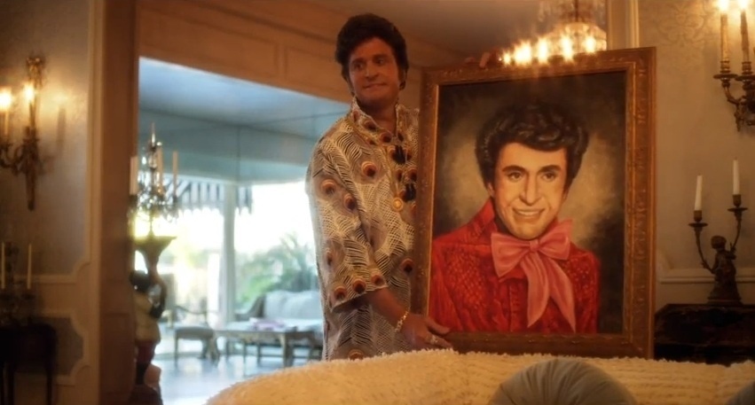 O ator Michael Douglas segura um quadro no filme "Behind The Candelabra", do diretor Steven Soderbergh, que concorre na mostra competitiva de Cannes 2013 - Reprodução