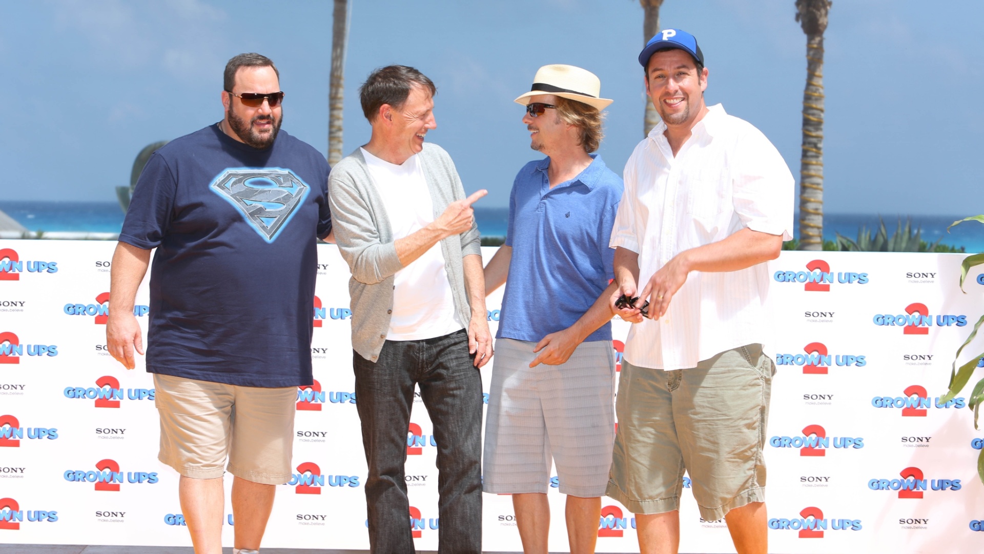 18.abr.2013 - O elenco do filme "Gente Grande 2" em evento em Cancún, no México. Da esquerda para a direita: Kevin James, o diretor Dennis Dugan, David Spade e Adam Sandler. O longa chega ao Brasil em 20 de setembro de 2013 - SPE Inc. / Matt Dames