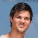 18.abr.2013 - O elenco do filme "Gente Grande 2" em evento em Cancún, no México. Da esquerda para a direita: Taylor Lautner, David Spade, Salma Hayek, Adam Sandler e Kevin James - SPE Inc. / Matt Dames