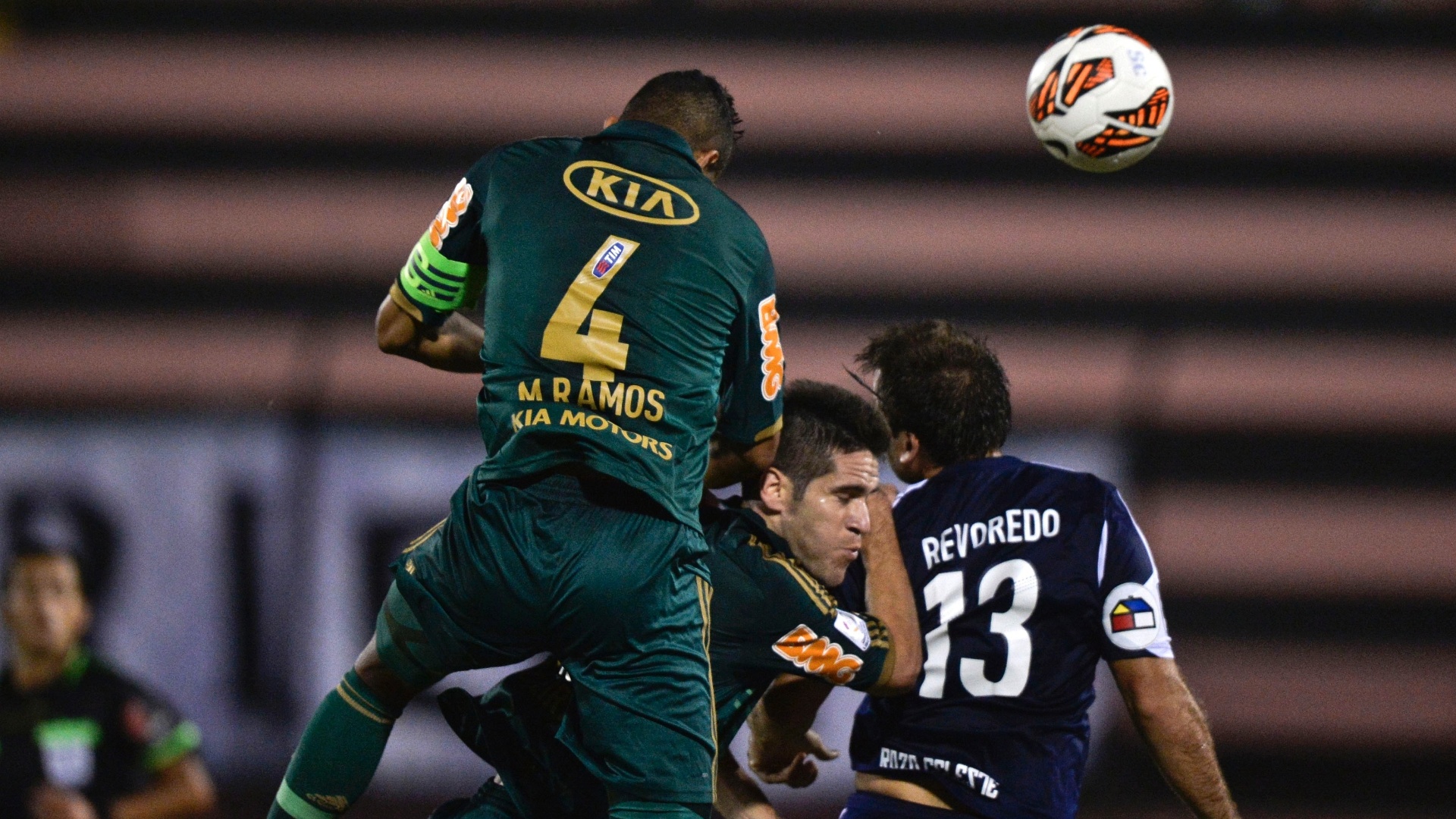 18.abr.2013 - O zagueiro palmeirense Maurício Ramos tenta cabecear a bola durante jogo contra o Sporting Cristal - AFP PHOTO/ERNESTO BENAVIDES