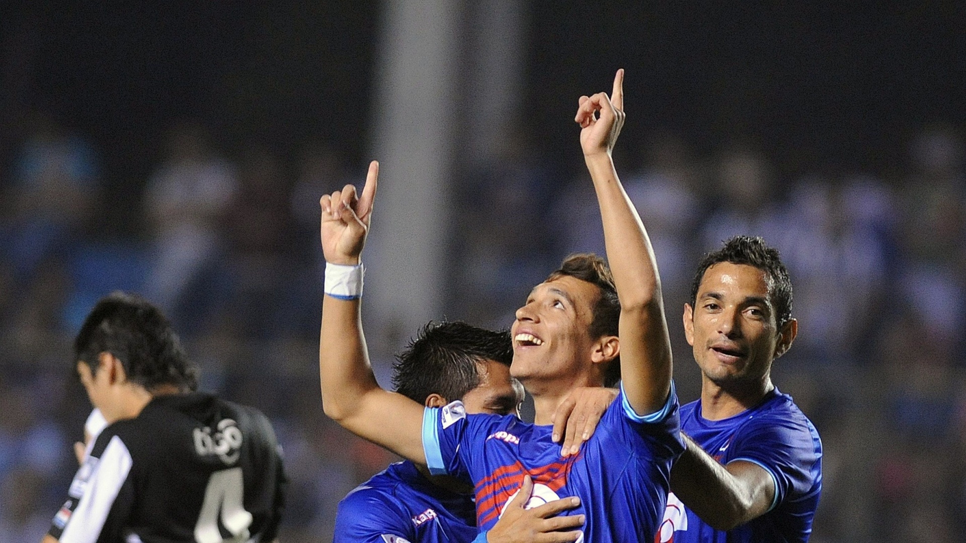 18.abr.2013 - Ruben Botta (c), do Tigre, comemora gol sobre o Libertad em jogo da Libertadores - AFP PHOTO / Norberto Duarte