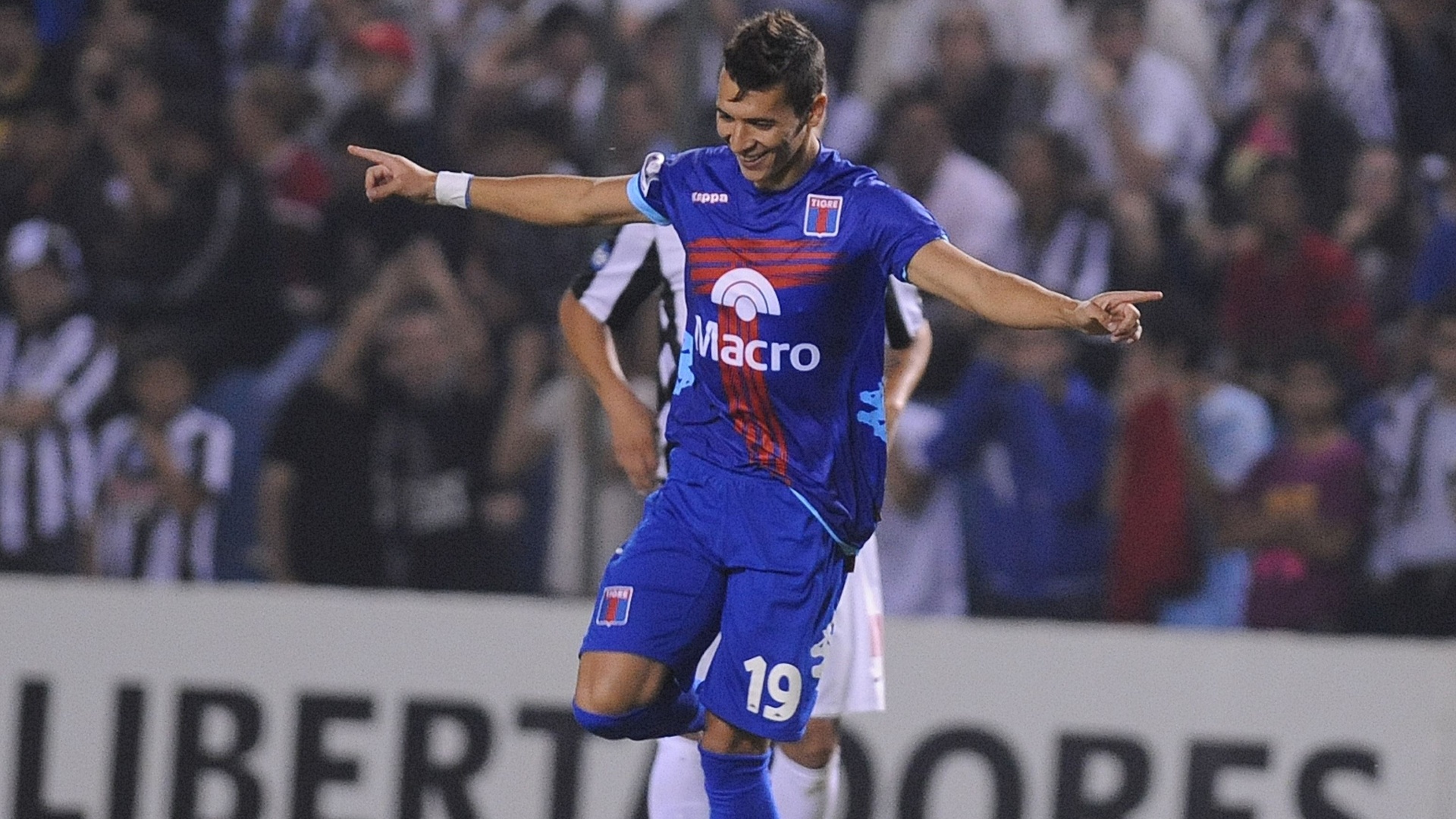 18.abr.2013 - Ruben Botta corre para comemorar gol do Tigre sobre o Libertad pela Libertadores - AFP PHOTO / Norberto Duarte