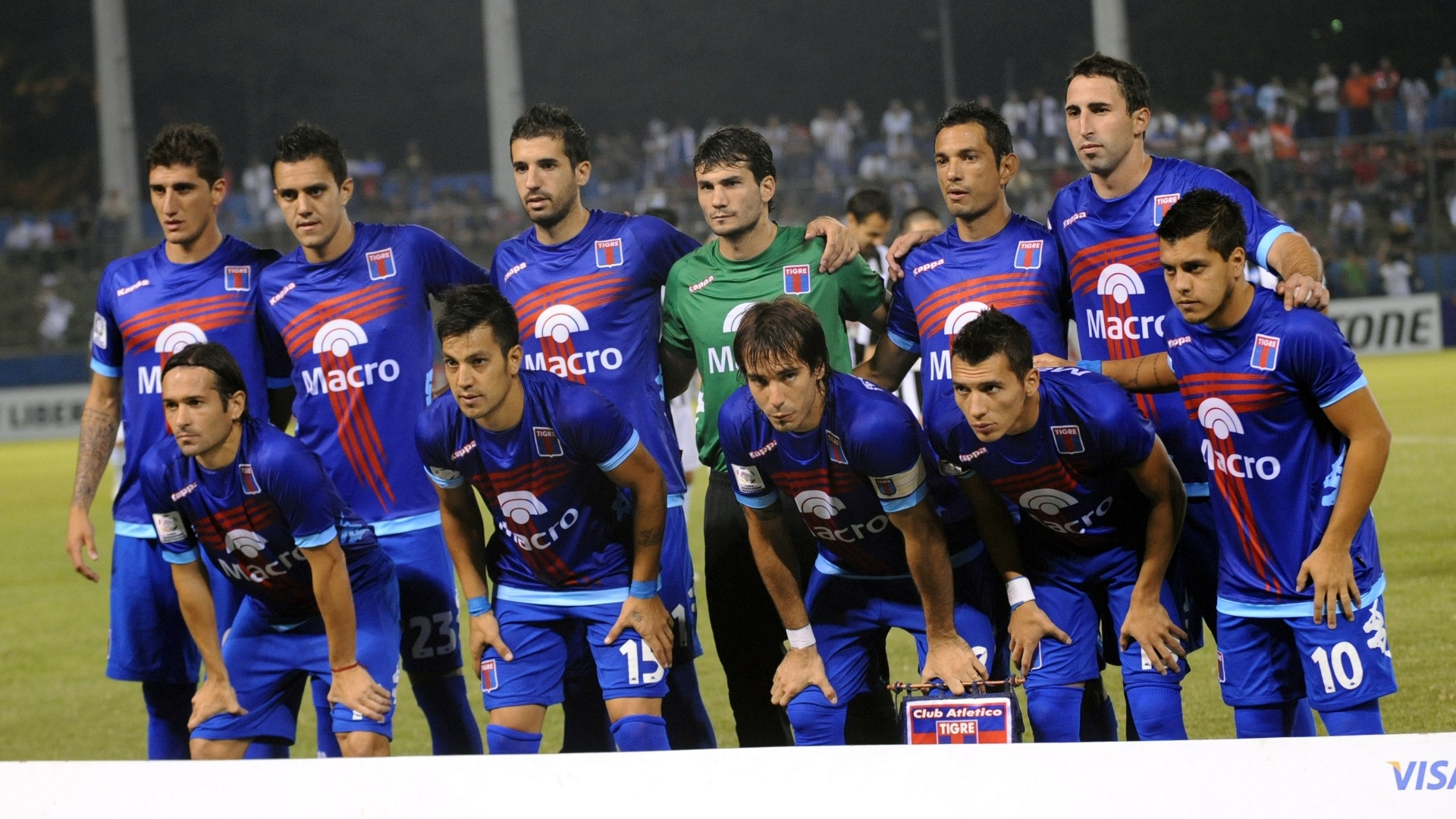 18.abr.2013 - Time do Tigre posado antes de jogo contra o Libertad - AFP PHOTO / Pablo Burgos
