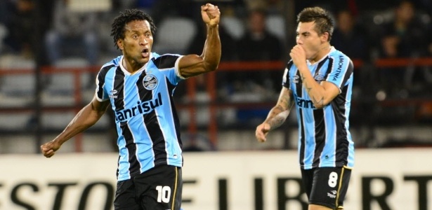 Zé Roberto comemora gol do Grêmio na partida contra o Huachipato, mas está suspenso - AFP PHOTO/MARTIN BERNETTI