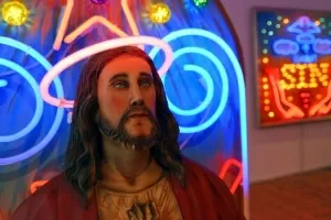 Bracey aprendeu a criar e fabricar luminosos de neon com seu pai, que fornecia os letreiros para parques de diversão e fliperamas - BBC