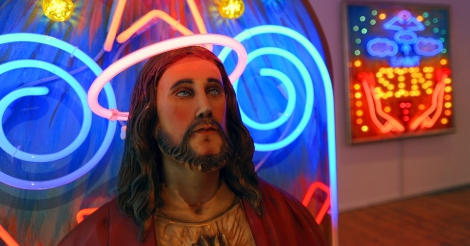 Bracey aprendeu a criar e fabricar luminosos de neon com seu pai, que fornecia os letreiros para parques de diversão e fliperamas - BBC